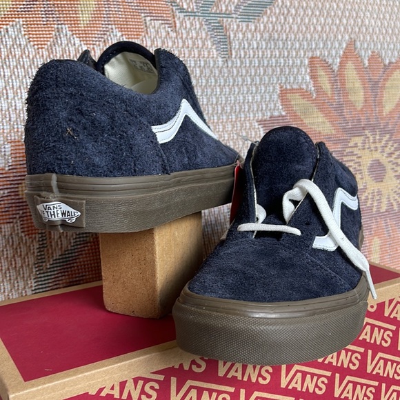 Vans Men’s Old Skool
Hairy Suede Dark Navy
VN0005UADNV
Sneakers - Picture 10 of 16